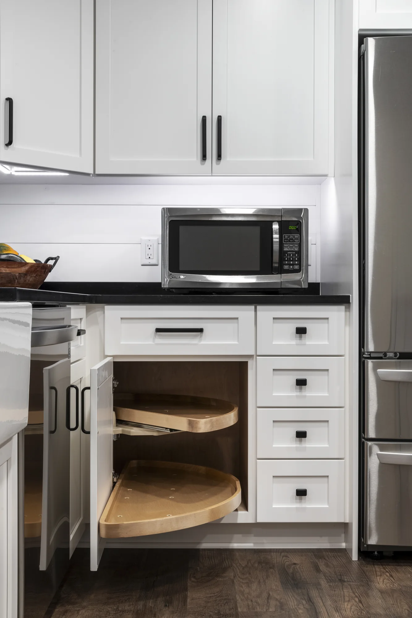 Corner cabinet with rotating pull-out shelves